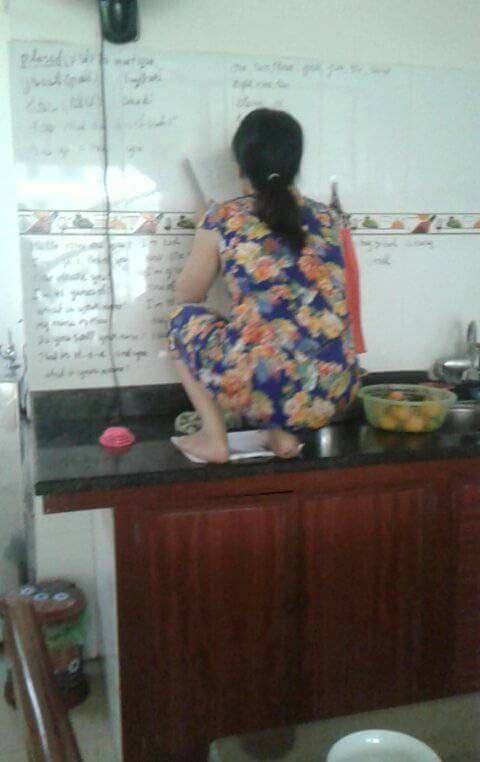 Lâu không về, khi bước vào nhà cô gái không khỏi giật mình với tác phẩm trên tường của mẹ